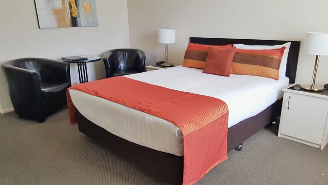 Centre Point Mid City Motor Inn offers a selection of rooms ranging from Queens to King Superiors to 2 bedroom units (accommodating 5-6 people).