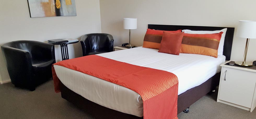 The Motor Inn offers a selection of rooms ranging from Queens to King Superiors to 2 bedroom units (accommodating 5-6 people). Centre Point Mid City Motor Inn - Warwick QLD